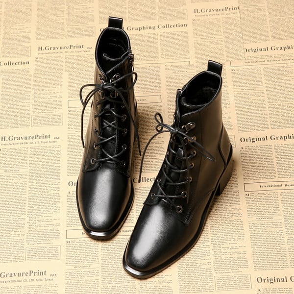 Új modell női csizma műbőr fűzővel