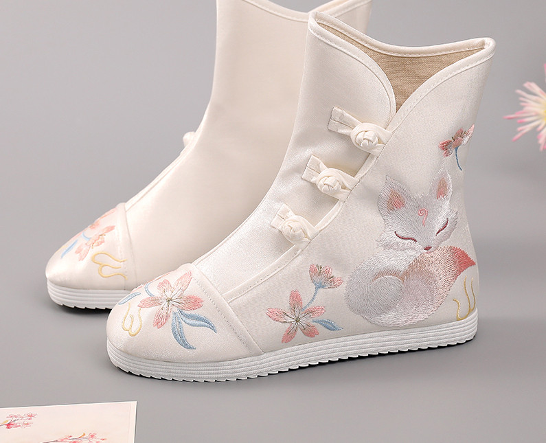 Tikandiga tekstiilist saapad - kaks mudelit