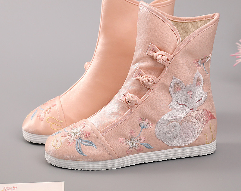 Tikandiga tekstiilist saapad - kaks mudelit