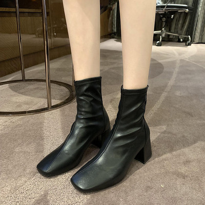 Μοντέρνες γυναικείες μπότες από οικολογικό δέρμα με χοντρό  τακούνι