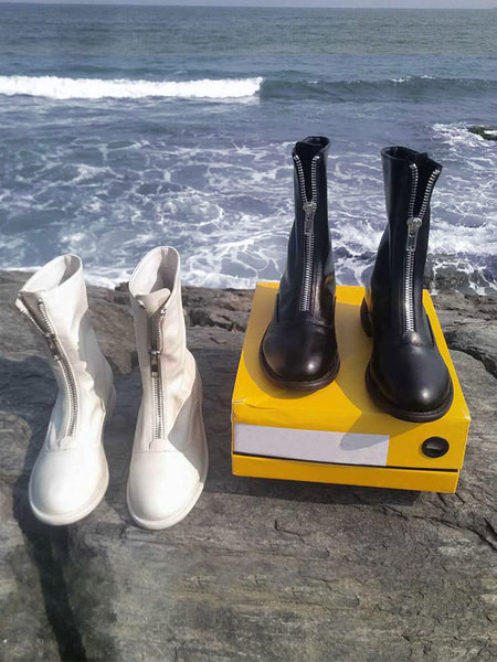 Moderne ženske čizme od eko kože sa ravnim đonom i patentnim zatvaračem